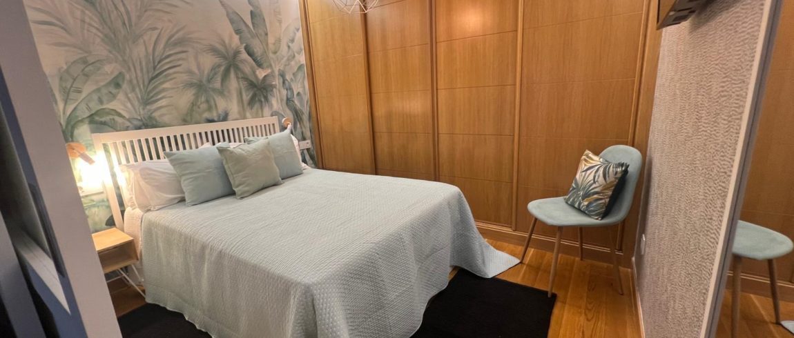 Dormitorio moderno con diseño tropical y elegante iluminación.