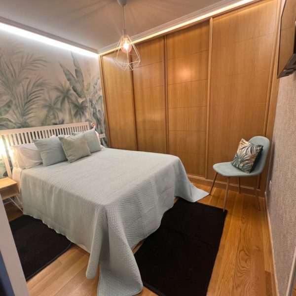 Dormitorio moderno con diseño tropical y elegante iluminación.