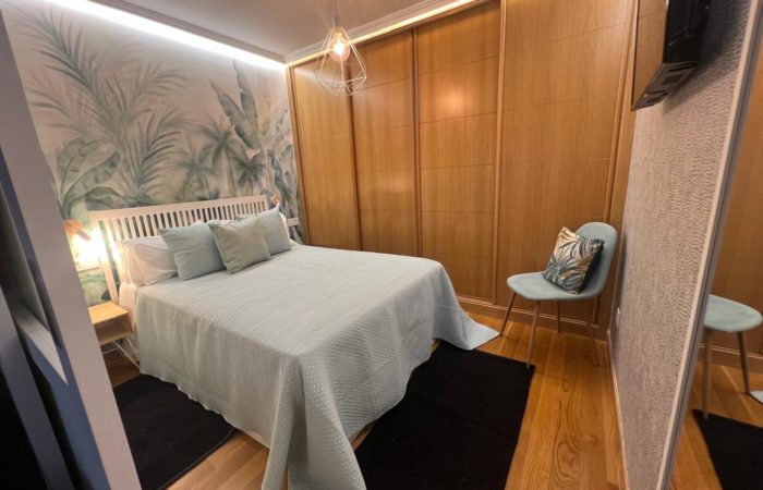 Dormitorio moderno con diseño tropical y elegante iluminación.
