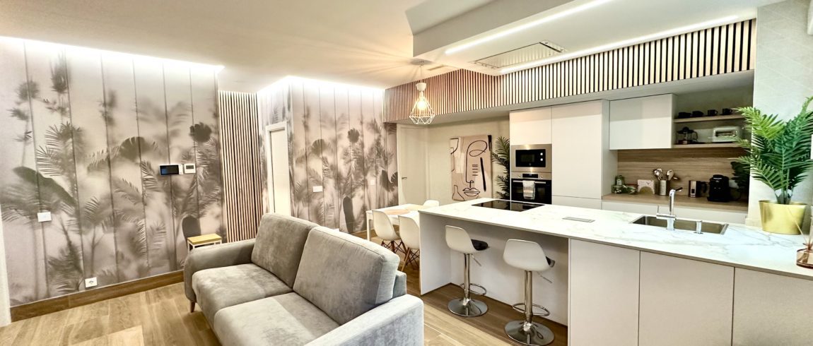 Moderno diseño de sala y cocina en espacio abierto.