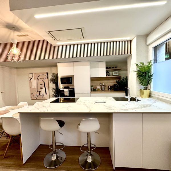 Moderna cocina de diseño minimalista con luz natural.