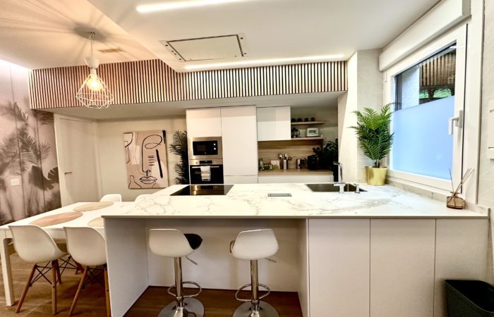 Moderna cocina de diseño minimalista con luz natural.