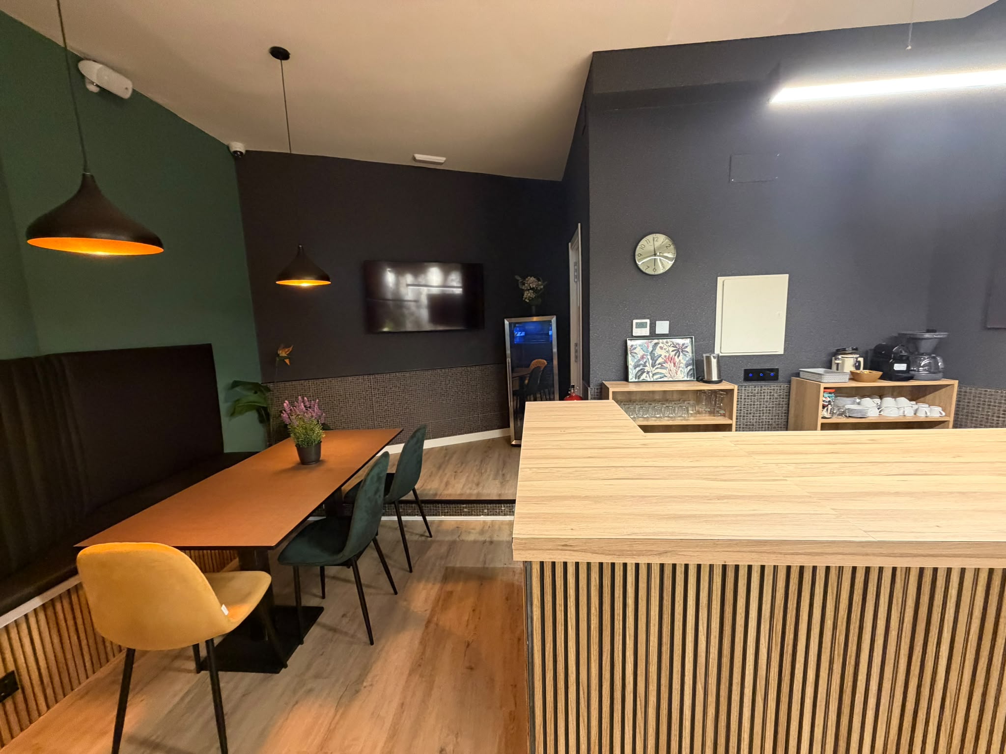 Office del Txoko Morrazo con cafetera, vajilla, cristalería y vinoteca