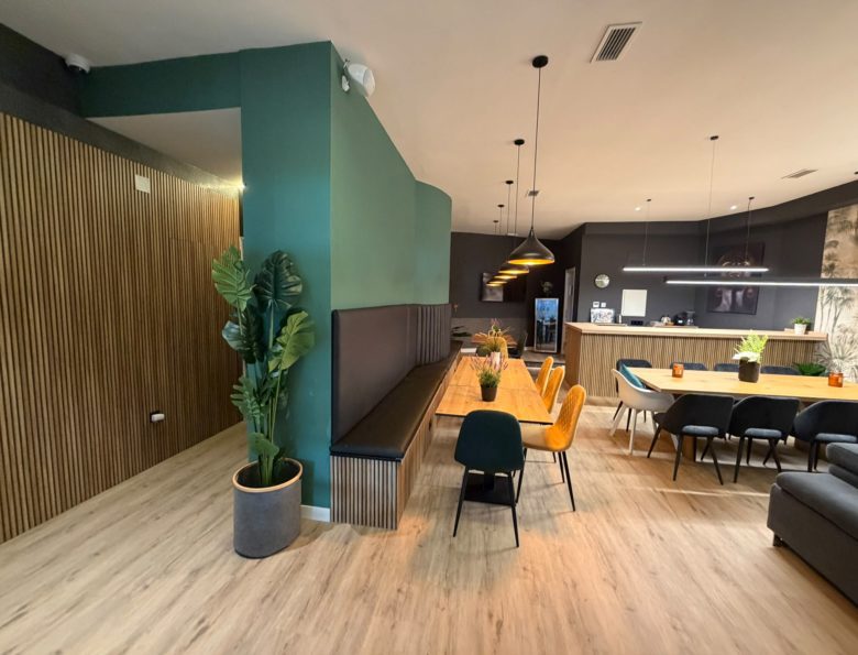 Zona de comedor del Txoko Morrazo con banco corrido y barra al fondo