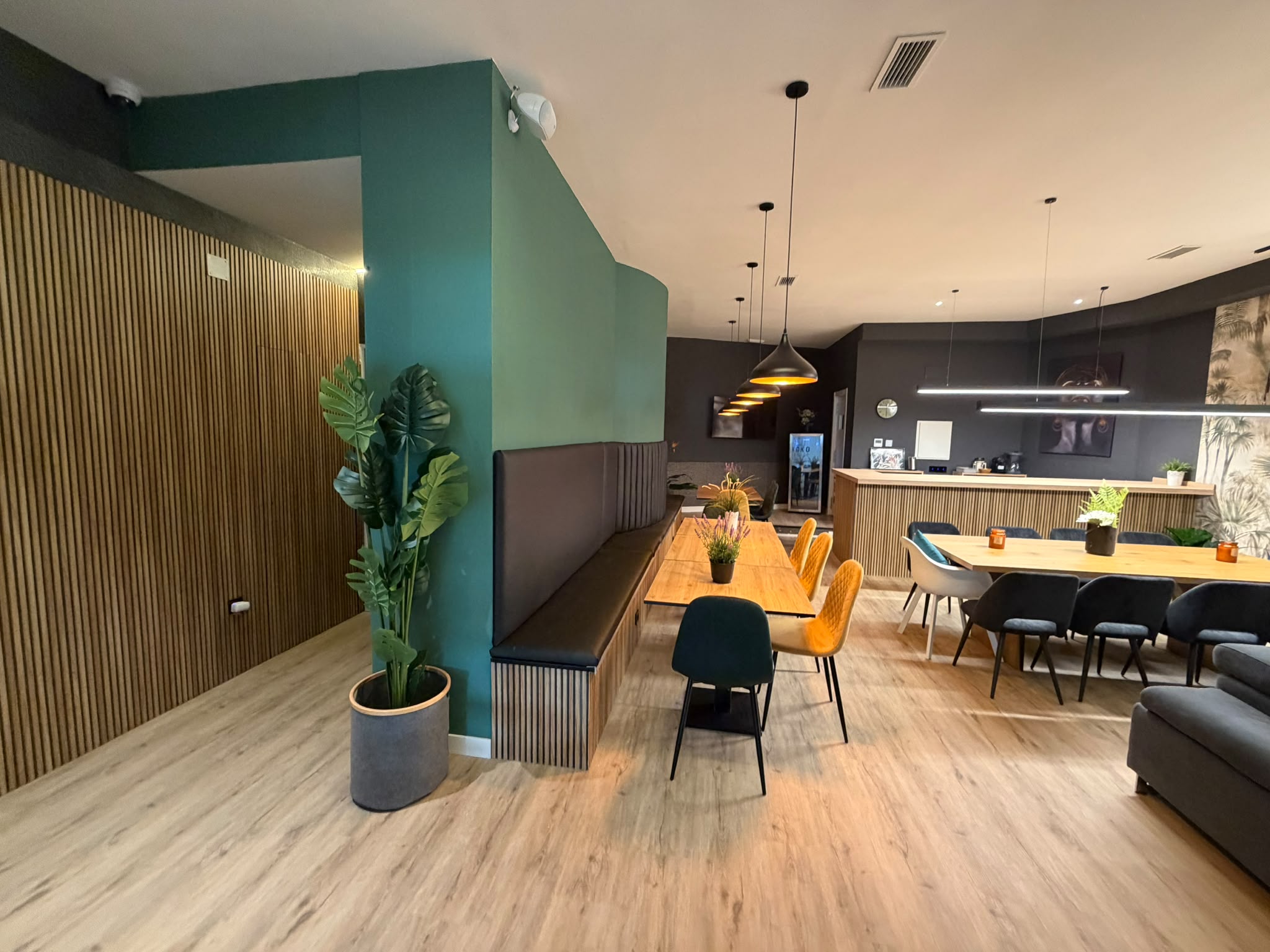 Zona de comedor del Txoko Morrazo con banco corrido y barra al fondo
